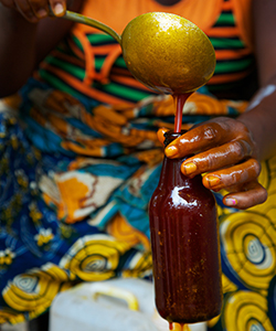 woman pouring palm oil in Sierra Leone